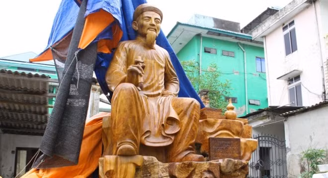 Cận cảnh tượng cụ Nguyễn Du bằng gỗ gù hương khủng ở Việt Nam