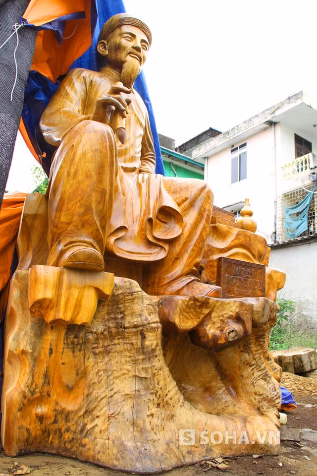  Anh huy cho biết, anh phải thuê rất nhiều tốp thợ với mỗi tốp 2 người để làm từng công đoạn một như cắt gỗ, tạc thô. Còn tạc chính và hoàn thành thì chỉ duy nhất một nghệ nhân tại tỉnh Bắc Giang đảm nhiệm. 