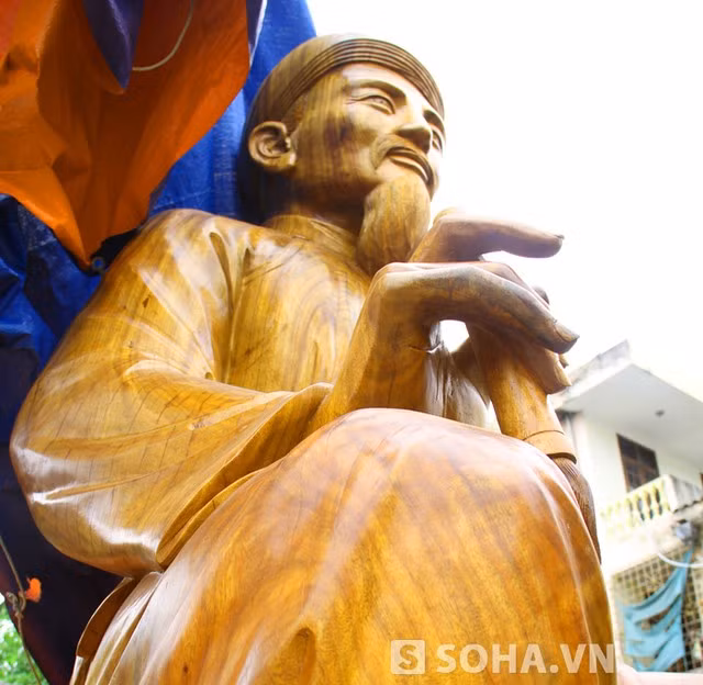  Toàn bộ thân tượng và các chi tiết đều được tạc từ khúc gỗ gù hương nguyên khối mà không hề có sự chắp nối. 