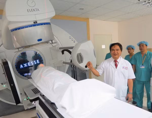 GS.TS Bùi Đức Phú bên máy xạ trị gia tốc hiện đại nhất Việt Nam