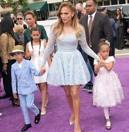 Ba mẹ con Jennifer Lopez được vệ sĩ bảo vệ kỹ lưỡng khi vừa mới xuống xe.