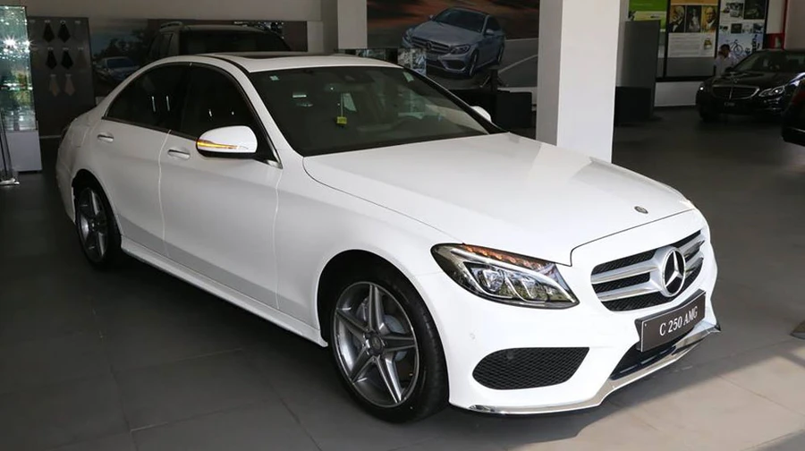 Chiếc C250 AMG nội thất màu đỏ đầu tiên tại Việt Nam.
