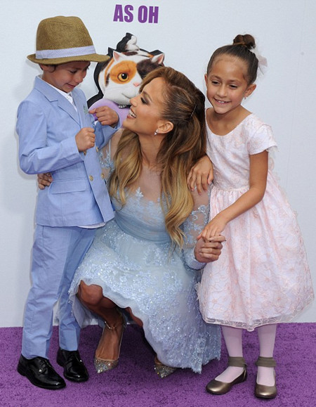 Ba mẹ con Jennifer Lopez được vệ sĩ bảo vệ kỹ lưỡng khi vừa mới xuống xe.