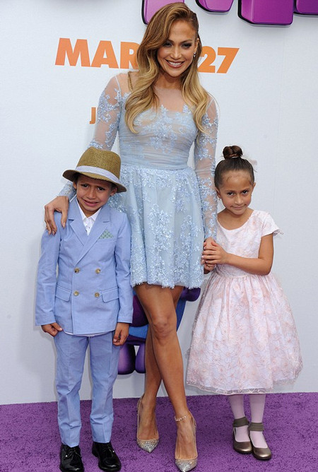 Ba mẹ con Jennifer Lopez được vệ sĩ bảo vệ kỹ lưỡng khi vừa mới xuống xe.