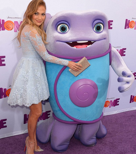 Ba mẹ con Jennifer Lopez được vệ sĩ bảo vệ kỹ lưỡng khi vừa mới xuống xe.