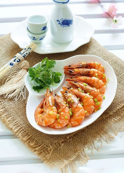 Món tôm rim tỏi đơn giản nhưng vô cùng ngon miệng. tom