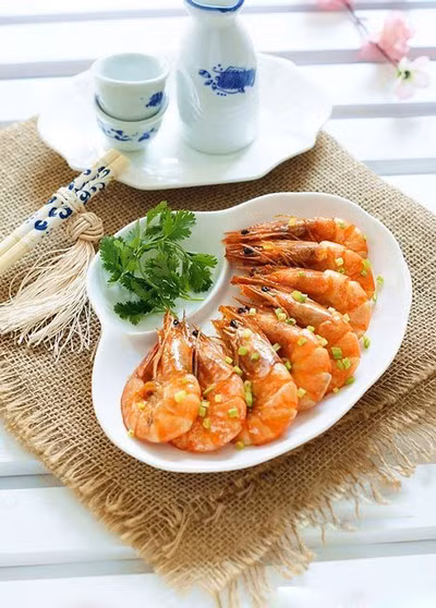 Món tôm rim tỏi đơn giản nhưng vô cùng ngon miệng. tom