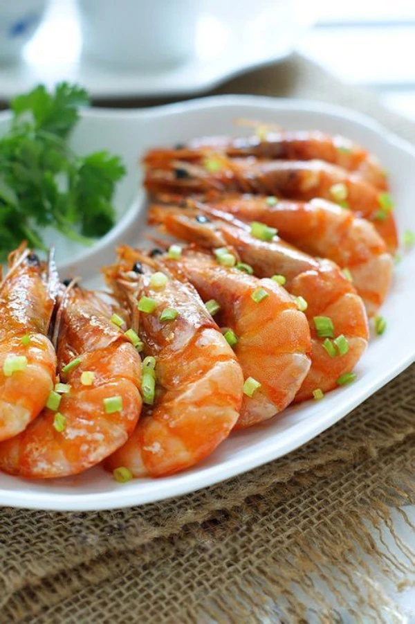 Món tôm rim tỏi ngon và lạ miệng.