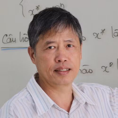 PGS.TS Phạm Tiến Sơn (ĐH Đà Lạt) được vinh danh trong lĩnh vực toán học. Ông là 1 trong 3 nhà khoa học nhận giải thưởng Tạ Quang Bửu năm 2020 nhờ công trình nghiên cứu về “các tính chất tổng quát của quy hoạch nửa đại số”.