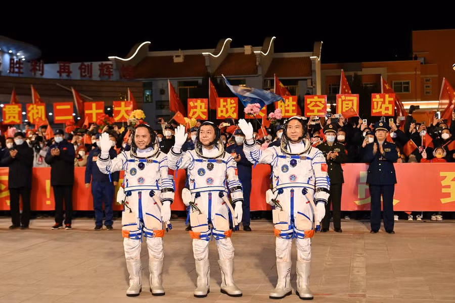 Các phi hành gia Fei Junlong, Deng Qingming và Zhang Lu tham dự lễ tiễn trước chuyến bay vũ trụ Thần Châu 15. Ảnh: Reuters.