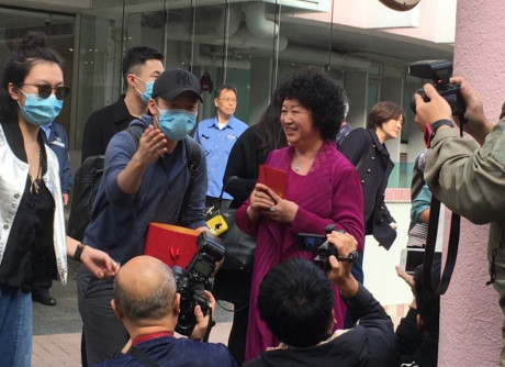 Angelababy tuoi tan rang ngoi sau 3 ngay sinh con - Anh 8