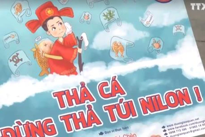 "Thả cá đừng thả nilông" - thông điệp nóng nhất ngày ông Táo. Nguồn: VNEWS/TTXVN