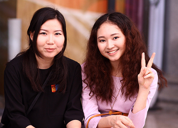 Nữ tình nguyện viên Mông Cổ xinh xắn, giống "nàng công chúa tóc xù" ảnh 4 Anzo tươi cười bên một người bạn Mông Cổ của mình