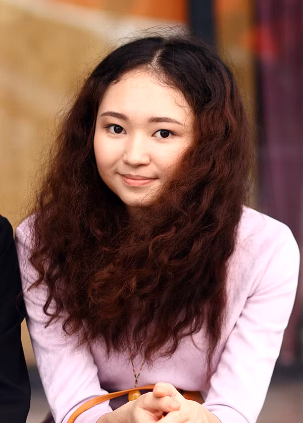 Enkhbayar Anzo có gương mặt bầu bĩnh, làn da trắng, đôi mắt biết cười và mái tóc xù bông rất đặc trưng