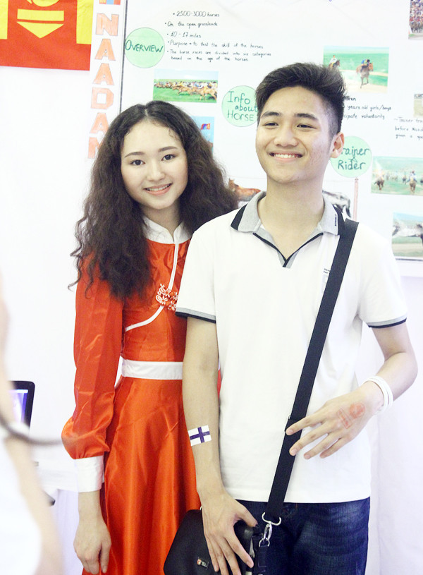 Nữ tình nguyện viên Mông Cổ xinh xắn, giống "nàng công chúa tóc xù" ảnh 5 Nhiều bạn trẻ tham gia Ngày hội tình nguyện đã bị thu hút bởi vẻ đẹp của Anzo và xin được chụp ảnh cùng cô