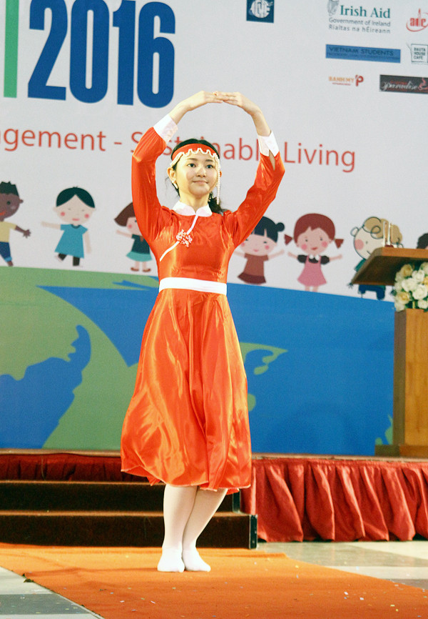 Nữ tình nguyện viên Mông Cổ xinh xắn, giống "nàng công chúa tóc xù" ảnh 7 Cô bạn say sưa nhảy theo điệu nhạc trong từng bước nhảy
