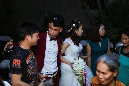 Cận cảnh đám cưới lần 3 của Hiệp Gà và vợ trẻ ở quê