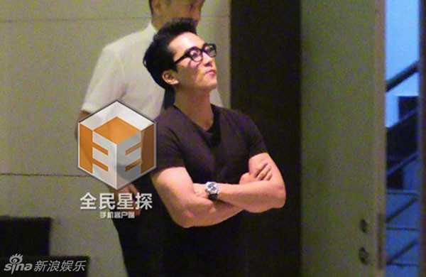 Lưu Diệc Phi dẫn Song Seung Hun về quê ra mắt “mẹ vợ” cùng gia đình ảnh 9 Anh chàng khá lạnh lùng và bảnh bao