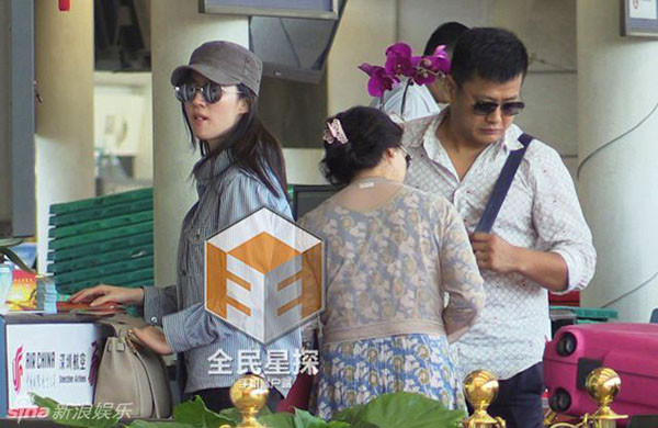 Lưu Diệc Phi dẫn Song Seung Hun về quê ra mắt “mẹ vợ” cùng gia đình ảnh 18 Ngoài sân bay chỉ có mẹ cùng quản lí hộ tống Lưu Diệc Phi