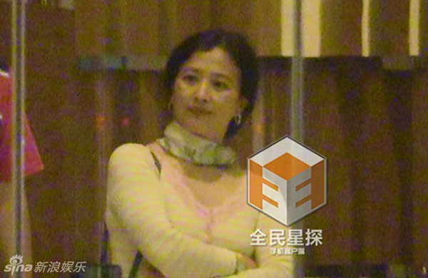 Lưu Diệc Phi dẫn Song Seung Hun về quê ra mắt “mẹ vợ” cùng gia đình ảnh 3 Mẹ Lưu Diệc Phi gây ngỡ ngàng với ngoại hình ngày càng trẻ đẹp