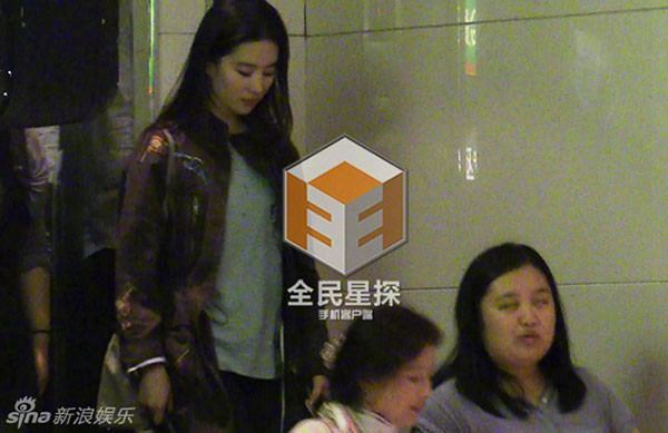 Lưu Diệc Phi dẫn Song Seung Hun về quê ra mắt “mẹ vợ” cùng gia đình ảnh 6 Lưu Diệc Phi cùng mẹ rời bữa tiệc