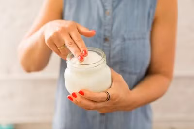 Bạn cho hỗn hợp kem vào hũ đựng và bảo quản ở nơi thoáng mát sẽ dùng được trong 4-6 tuần và sẽ dùng được lâu hơn nữa khi bạn bảo quản trong ngăn mát tủ lạnh.