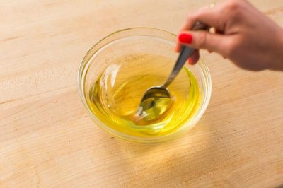 Khấy đều hỗn hợp sau đó đặt bát vào tủ lạnh trong 30-60 phút cho đến khi hỗn hợp hơi đông lại.