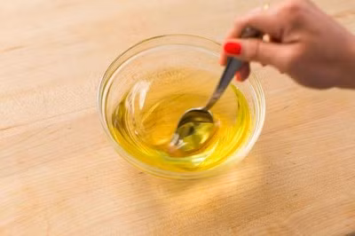 Khấy đều hỗn hợp sau đó đặt bát vào tủ lạnh trong 30-60 phút cho đến khi hỗn hợp hơi đông lại.