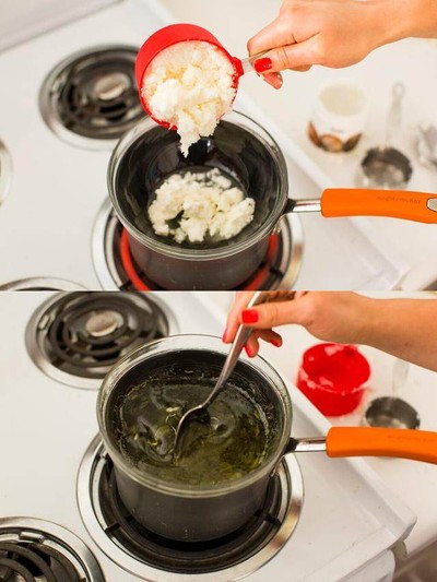 Cho bơ hạt mỡ và bơ xoài vào bát thủy tinh sau đó cho vào nồi hấp cách thủy. Đun bếp ở lửa vừa cho đến sôi để làm cho bơ tan chảy hoàn toàn.