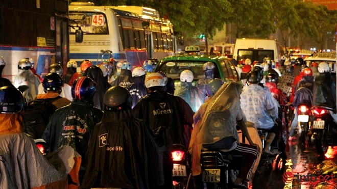 Một tuyến đường kẹt xe kéo dài do mưa ngập.