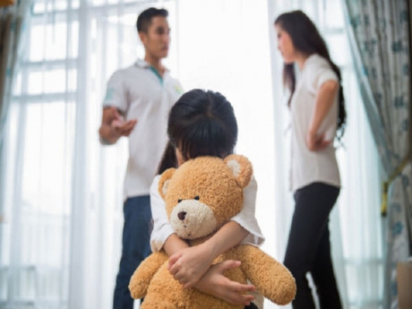 Giúp trẻ đối phó với cuộc sống mới sau khi bố mẹ ly hôn - Ảnh 2 Giup tre doi pho voi cuoc song moi sau khi bo me ly hon - Anh 2