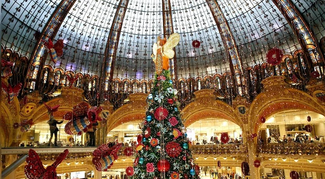 Một cây thông Noel khổng lồ đứng giữa trung tâm cửa hàng bách hóa Galeries Lafayette ở Paris, Pháp.
