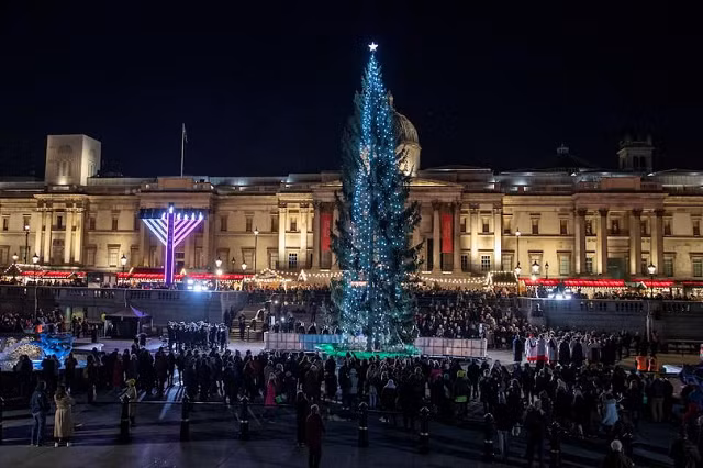 Lễ thắp sáng cây thông Noel tại Quảng trường Trafalgar, London, Vương quốc Anh.