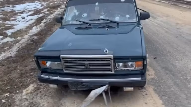 Chiếc ô tô bị tấn công ở biên giới.