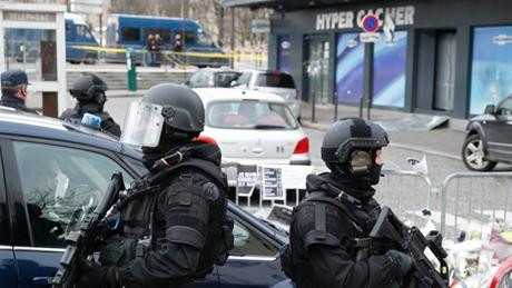 Hiện trường vụ bắt cóc con tin ở một tiệm tạp hóa Do Thái đông Paris do Coulibaly gây ra. (Ảnh: