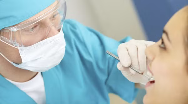 5. Kiểm tra thường xuyên nha khoa: Bạn nên đi khám răng định kỳ 6 tháng/lần. Các nha sĩ sẽ giúp bạn làm sạch răng một cách chuyên nghiệp, kiểm tra răng miệng để tìm những dấu hiệu bệnh của răng. Họ sẽ đánh giá và tư vấn cho bạn cách chăm sóc và bảo vệ răng miệng tốt nhất. Ảnh: Catapulterp. 