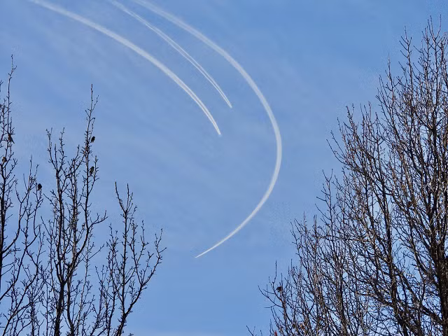 Video: Người dân Mỹ bất ngờ chứng kiến 3 máy bay tàng hình B-2 trên bầu trời ảnh 1