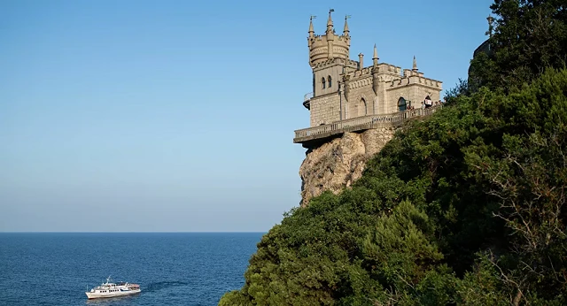 Một con tàu đi trên Biển Đen, ngoài Crimea.