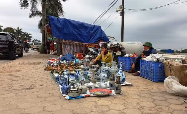 Nhiều hàng quán khác cả ngày còn không có khách.