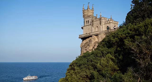 Một con tàu đi trên Biển Đen, ngoài Crimea.