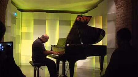 Bác sĩ phẫu thuật bị sét đánh trở thành nghệ sĩ piano