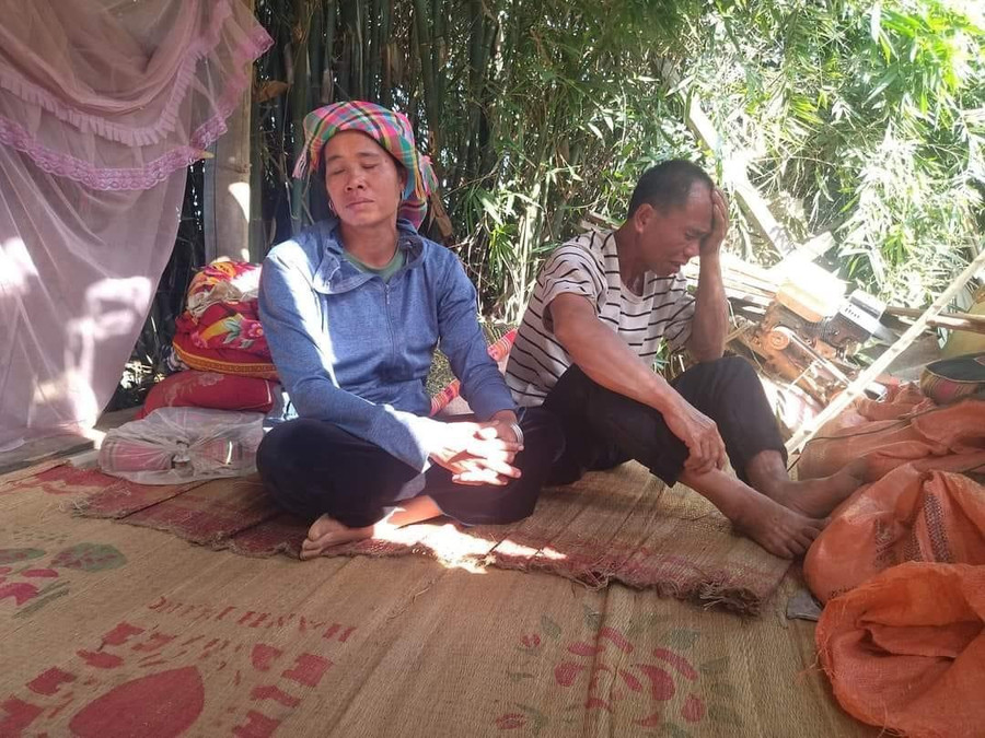 Anh Hoàng Văn Lăm và chị Lò Thị Pò bên ngôi nhà bị sập. Anh Hoàng Văn Lăm và chị Lò Thị Pò bên ngôi nhà bị sập.