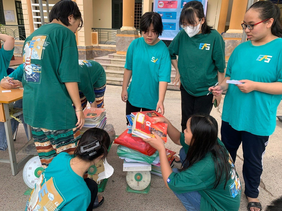 Các thành viên Câu lạc bộ hăng hái tham gia phân loại phế liệu.