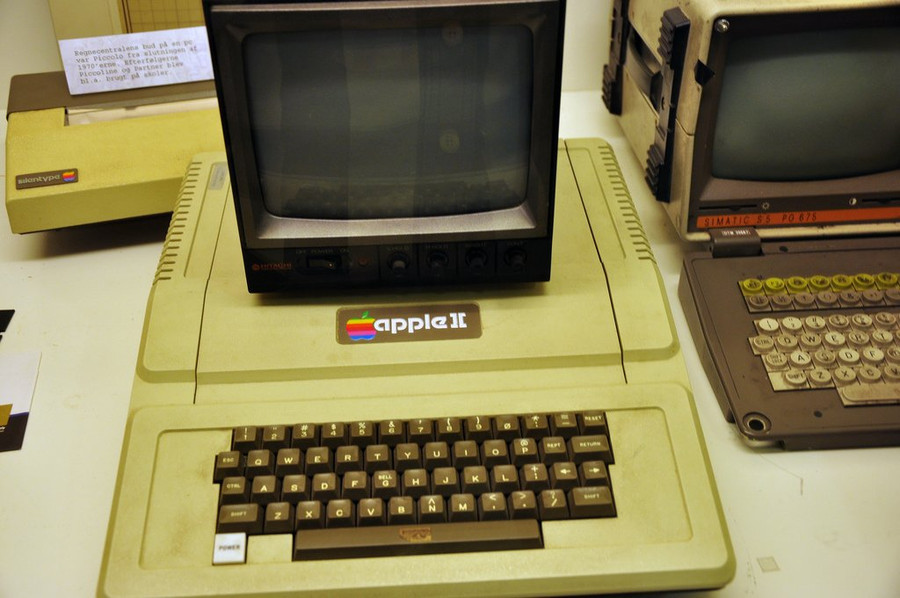 Apple II - thiết bị với tham vọng "bá chủ" mảng máy tính xách tay của Táo khuyết.