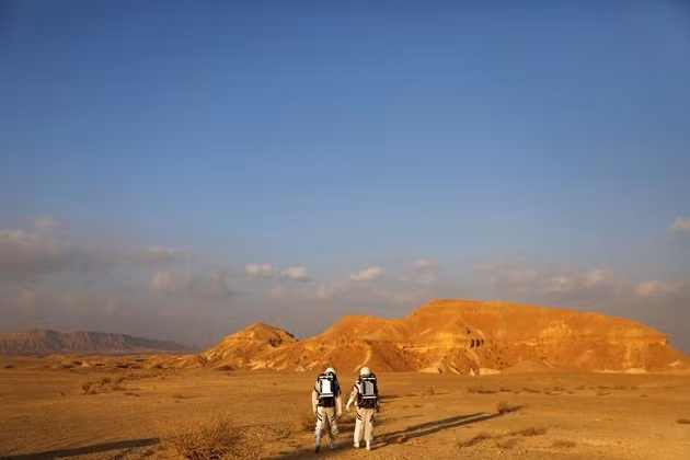 Các nhà khoa học Israel tham gia vào một nhiệm vụ giả tưởng trên sao hỏa gần Mitzpe Ramon, Israel.