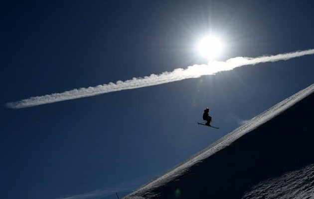 Một vận động viên của Na Uy thi đấu trong cuộc thi trượt tuyết tự do Một vận động viên của Na Uy thi đấu trong cuộc thi trượt tuyết tự do