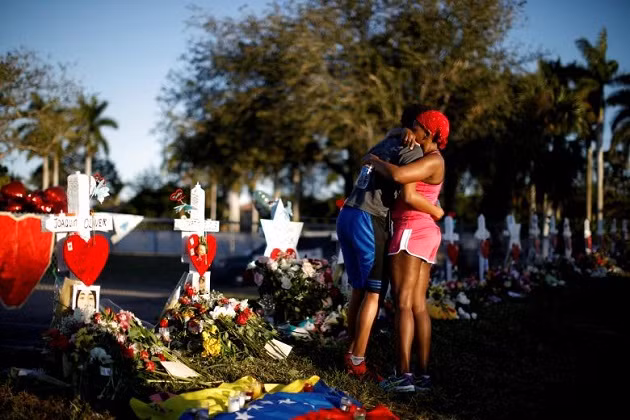 Bạn bè tưởng niệm những học sinh thiệt mạng trong vụ xả súng ở Parkland, Florida, Mỹ.