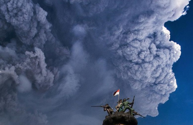 Tro tàn từ núi lửa Sinabung ở Indonesia cao gần 5.000 mét đang phun trào Tro tàn từ núi lửa Sinabung ở Indonesia cao gần 5.000 mét đang phun trào