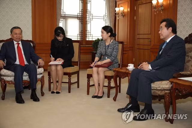 Bộ trưởng Bộ Công an Tô Lâm (bên trái) hội kiến Thủ tướng Hàn Quốc Lee Nak-yeon.