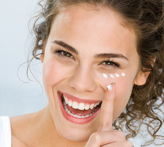 1. Kem hoặc gel dưỡng vùng mắt. Đôi mắt sưng húp vào buổi sáng sẽ nhanh chóng biến mất, mang lại vẻ ngoài tươi sáng cho khuôn mặt nếu bạn thoa kem hay gel dưỡng mắt để lạnh. Nguyên nhân là do lạnh làm mạch máu dưới vùng da mắt co lại, từ đó giúp giảm sưng tấy. 